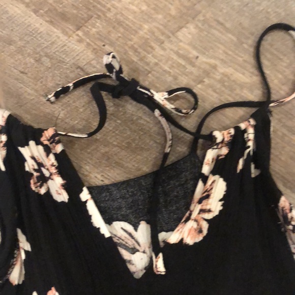 American Eagle Floral Romper - Picture 3 of 3